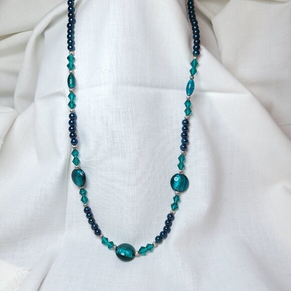 Beautiful Deep Green Necklace and Earrings - Picture 4 of 5